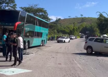 Motorista de carro da Cemig morre ao bater de frente com ônibus na BR-116