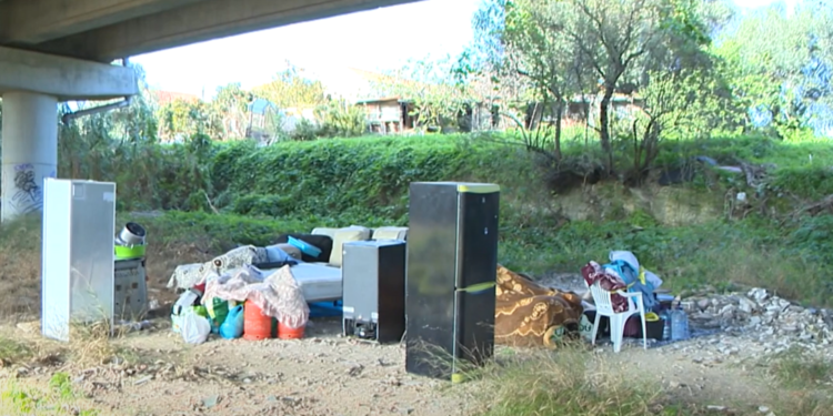 Moradores despejados em Loures dormem debaixo da ponte