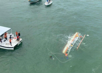 Uma pessoa morre em naufrágio de catamarã com 47 passageiros em Alagoas