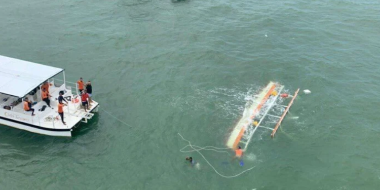 Uma pessoa morre em naufrágio de catamarã com 47 passageiros em Alagoas