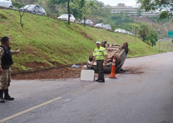 Jovem de18 anos fica ferida ao capotar carro na avenida Raja Gabaglia em BH