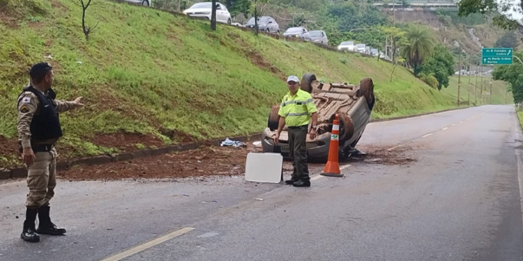 Jovem de18 anos fica ferida ao capotar carro na avenida Raja Gabaglia em BH