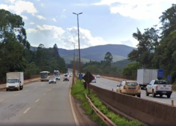 Engavetamento entre cinco carros na BR-040 deixa trânsito complicado