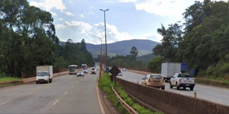 Engavetamento entre cinco carros na BR-040 deixa trânsito complicado