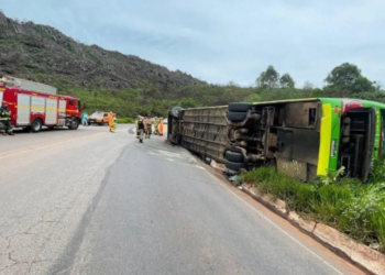 Ônibus de viagem tomba e deixa 16 feridos em Minas Gerais