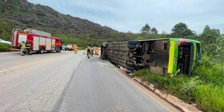 Ônibus de viagem tomba e deixa 16 feridos em Minas Gerais