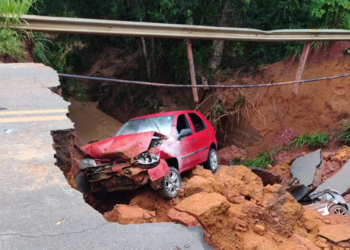 Chuva forte destroi trecho da BR-474 engole dois carros e mata três mulheres soterradas em Ipanema MG