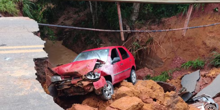 Chuva forte destroi trecho da BR-474 engole dois carros e mata três mulheres soterradas em Ipanema MG