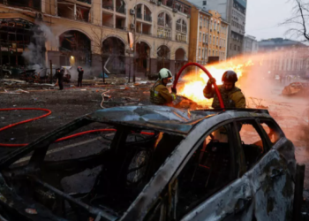 Ataque russo com mísseis atinge embaixada de Portugal em Kiev deixando uma pessoa morta e sete feridos