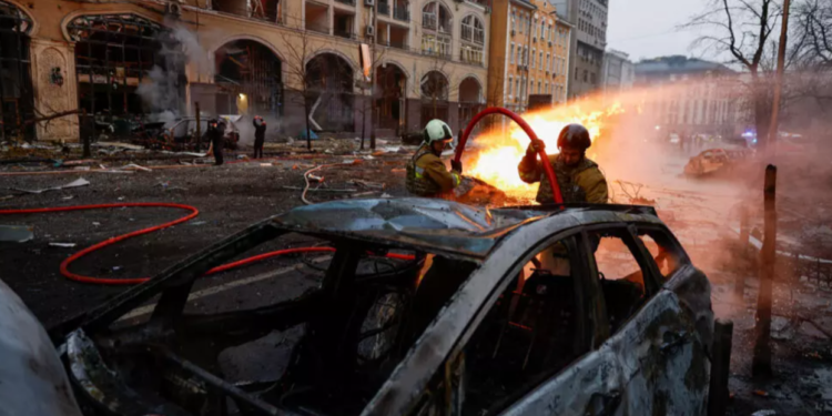 Ataque russo com mísseis atinge embaixada de Portugal em Kiev deixando uma pessoa morta e sete feridos