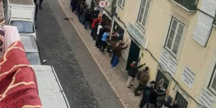 PSP lança operação especial de prevenção criminal no Martim Moniz. Centenas de imigrantes com “Mãos na parede”