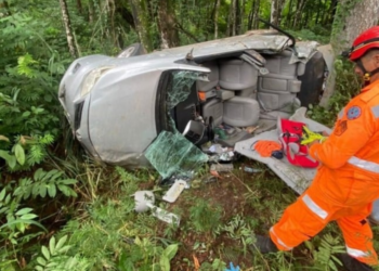 Família fica ferida em acidente após carro cair em barranco na BR-381