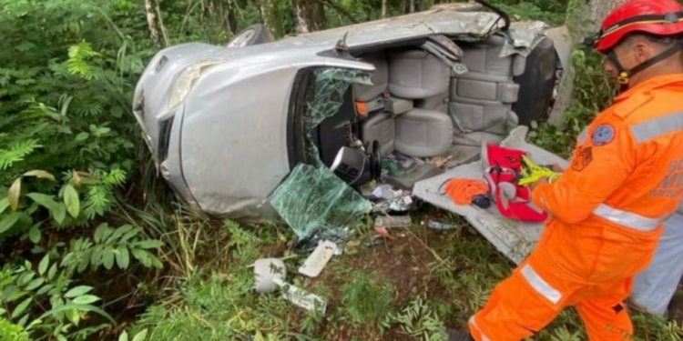 Família fica ferida em acidente após carro cair em barranco na BR-381