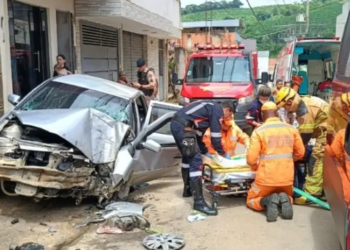 Motorista fica ferido após carro atingir coluna de casa em Manhuaçu