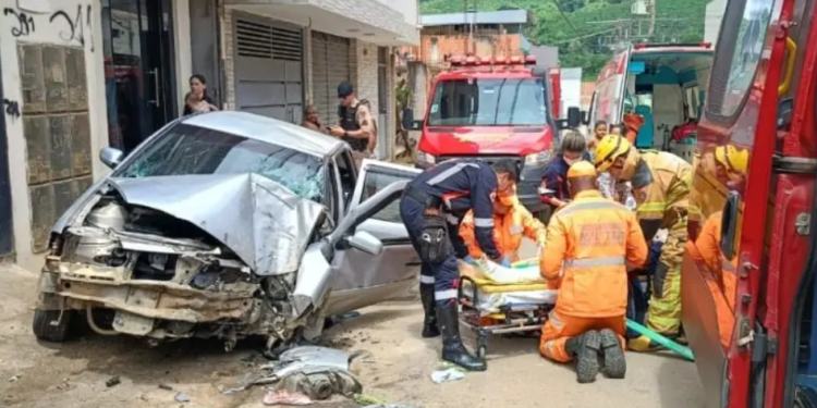 Motorista fica ferido após carro atingir coluna de casa em Manhuaçu