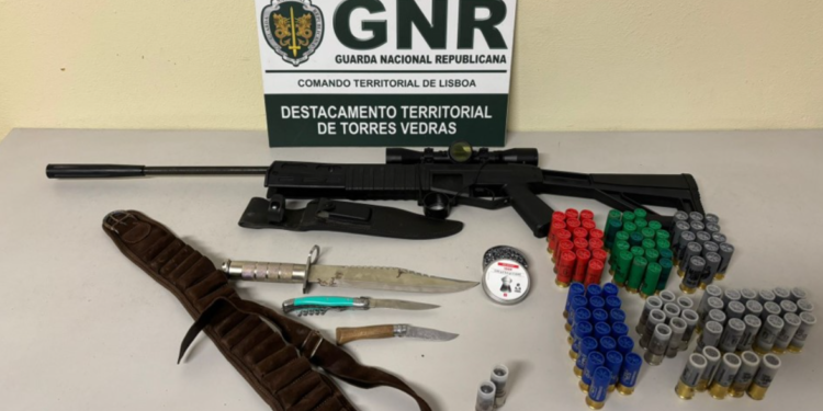 Homem de 40 anos é detido pela GNR após bater na mulher e conduzir veículo embriagado em Torres Vedras