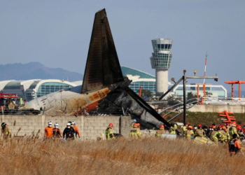 Avião com 181 pessoas sai da pista bate em muro e explode em aeroporto na Coreia do Sul; 179 pessoas morreram