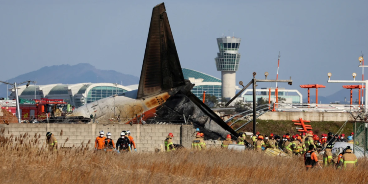 Avião com 181 pessoas sai da pista bate em muro e explode em aeroporto na Coreia do Sul; 179 pessoas morreram