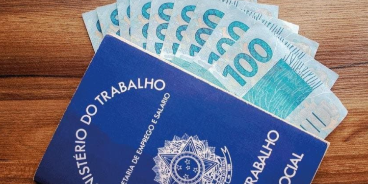 Lula sanciona lei que “limita” aumento do salário mínimo a 2,5% até 2030