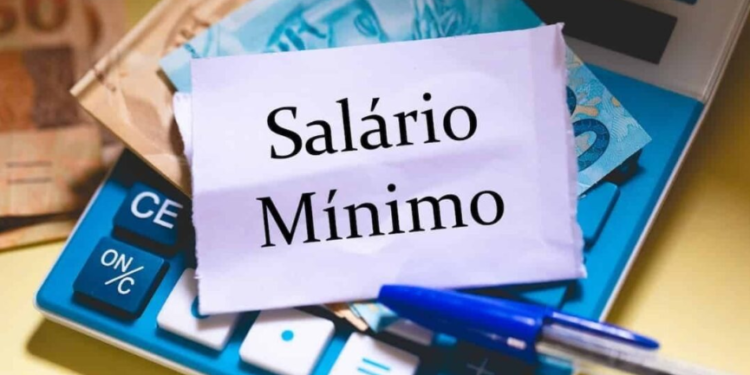 Lula assina decreto que eleva salário mínimo para R$ 1.518