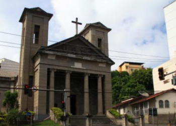 Mulher invade igreja e agride padre durante missa, em MG: ‘meu sangue ferveu’