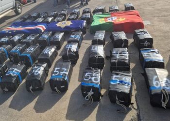 Operação “Ventos Alísios”: PJ e Marinha localizam embarcação com 1,6 toneladas de cocaína