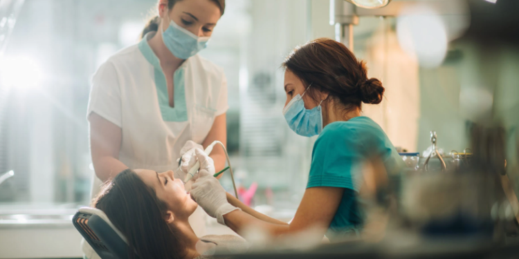 Portugal é o 2º país da Europa que mais forma médicos dentistas