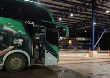 Motorista de 23 anos que dirigia  ônibus com 17 passageiros é preso com CNH falsa comprada por R$ 1.200