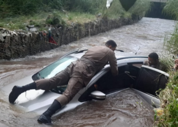 Motorista é resgatados por PMs após carro cair em rio em Betim