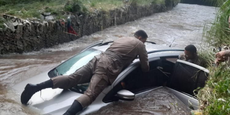 Motorista é resgatados por PMs após carro cair em rio em Betim