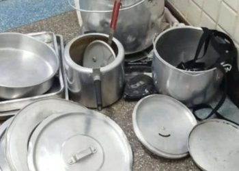 Mulher de 44 anos pula muro de casa e agride moradora pra roubar panelas