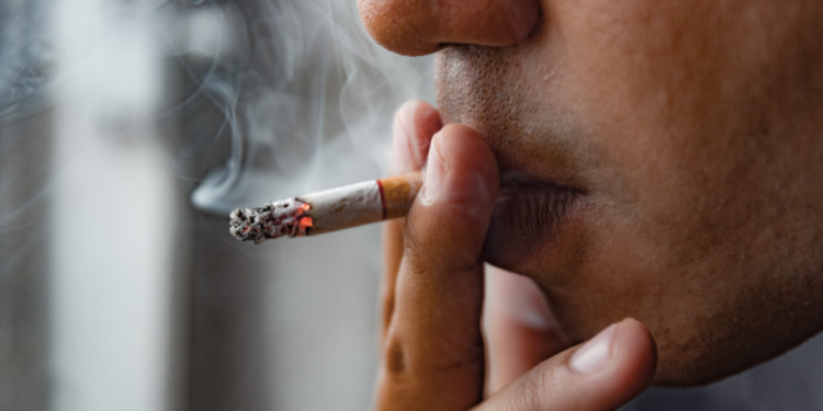Pesquisa revela que consumo de cigarro reduz a expectativa de vida. “Cada cigarro fumado é menos 20 minutos de vida”