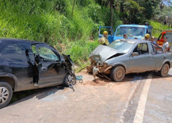 Acidente entre dois carros faz quatro vítimas na BR-267, em Minas Gerais