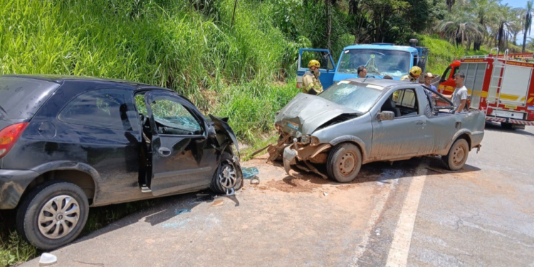 Acidente entre dois carros faz quatro vítimas na BR-267, em Minas Gerais