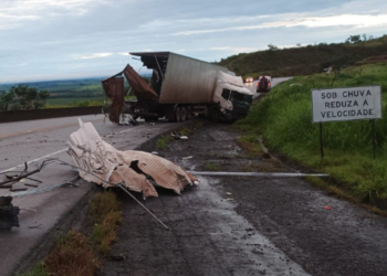 Ônibus envolve em acidente com carreta na BR-262 em MG:  Motorista do ônibus morreu