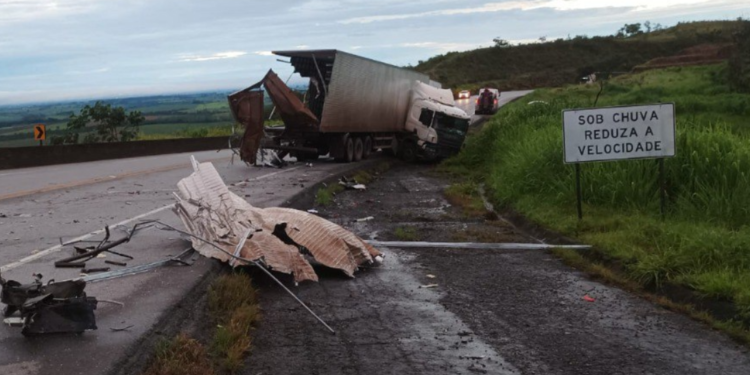 Ônibus envolve em acidente com carreta na BR-262 em MG:  Motorista do ônibus morreu
