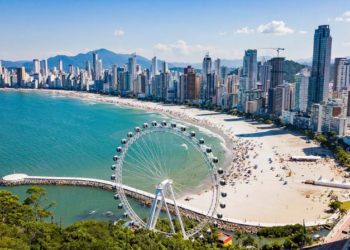 “Descer pra BC”: Cidade do hit estourado no Brasil e no mundo é o terceiro destino mais visitado do país no Réveillon