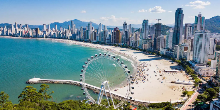 “Descer pra BC”: Cidade do hit estourado no Brasil e no mundo é o terceiro destino mais visitado do país no Réveillon