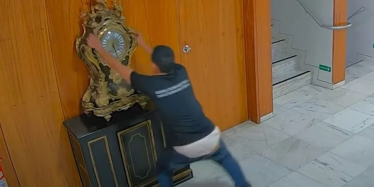 Relógio histórico destruído durante os atos de 8 de janeiro será reintegrado ao acervo da Presidência, após restauração na Suíça