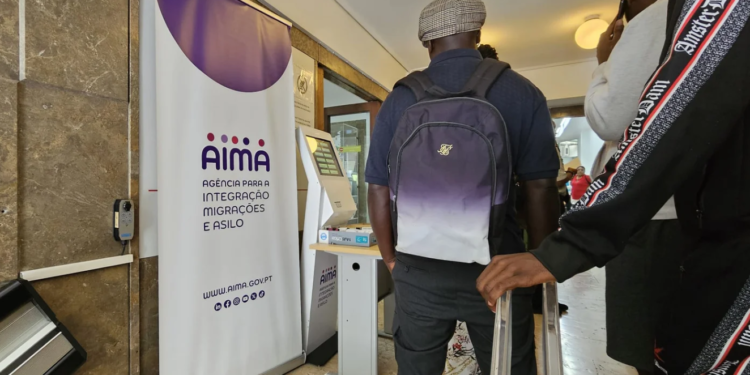 Imigrantes que entram em Portugal sem visto e solicitam residência devem apresentar atestado de antecedentes criminais