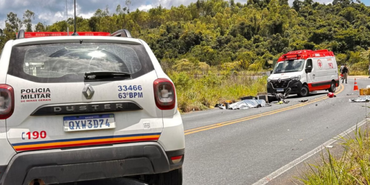 Motos batem de frente e duas pessoas morrem no Centro-Oeste de Minas