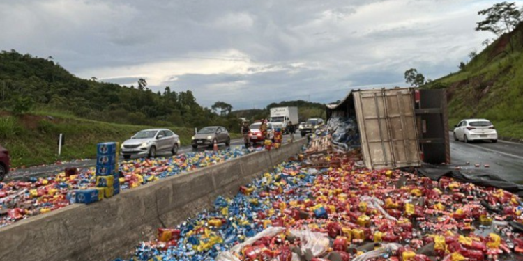 Carreta tomba na BR 040 em Juiz de Fora e população furta carga de cerveja