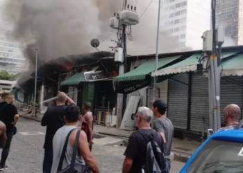 Incêndio destrói lojas do famoso camelódromo da Uruguaiana, no centro do Rio de Janeiro