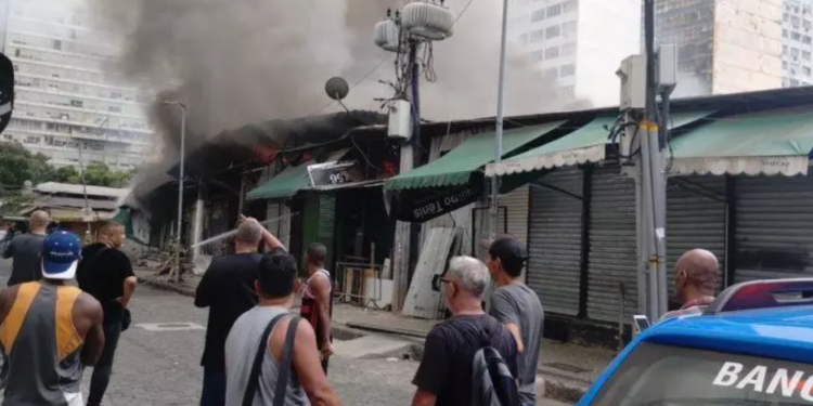 Incêndio destrói lojas do famoso camelódromo da Uruguaiana, no centro do Rio de Janeiro