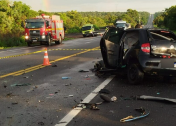 Mulher de 27 anos morre em acidente entre carro de família e ônibus na Região Central de Minas