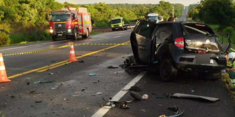 Mulher de 27 anos morre em acidente entre carro de família e ônibus na Região Central de Minas