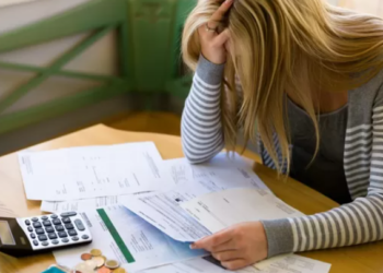 Prisão invisível; Quando a dependência financeira tranca mulheres em relacionamentos abusivos