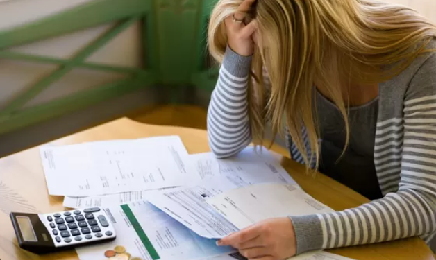 Prisão invisível; Quando a dependência financeira tranca mulheres em relacionamentos abusivos