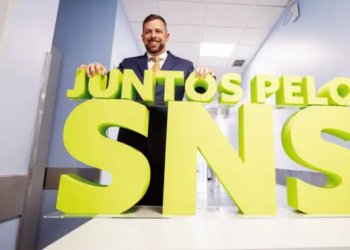 Diretor executivo do Serviço Nacional de Saúde (SNS) pede demissão após denúncia de acúmulo de funções e por ter recebido “200 mil” euros de forma “ILEGAL”