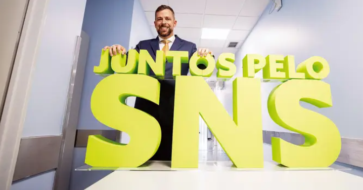 Diretor executivo do Serviço Nacional de Saúde (SNS) pede demissão após denúncia de acúmulo de funções e por ter recebido “200 mil” euros de forma “ILEGAL”